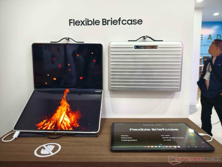 کیف سامسونگ Flexible Briefcase یک لپ‌تاپ تاشو در قالب یک کیف دستی است