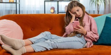 تأثیر زمان استفاده از صفحه‌نمایش و شبکه‌های اجتماعی بر اختلالات خوردن نوجوانان