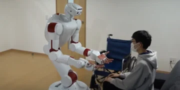 استفاده از ربات‌های انسان‌نما برای مراقبت از سالمندان ژاپنی