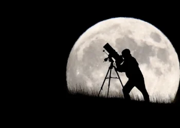 چرا ماه در افق بزرگتر به نظر میرسد؟