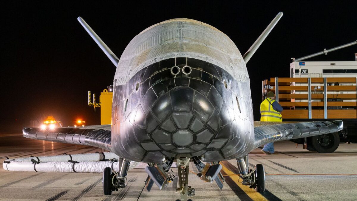 فضاپیمای مرموز X-37B پس از مأموریت محرمانه ۴۳۴ روزه بازگشت