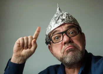 چرا برخی افراد به تئوری‌های توطئه باور دارند؟