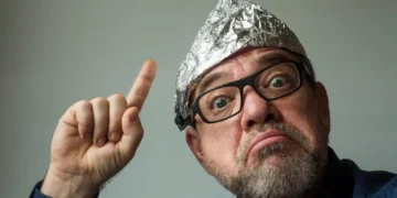 چرا برخی افراد به تئوری‌های توطئه باور دارند؟