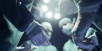 خارج کردن یک دوقلوی انگلی از بدن پسر 17 ساله