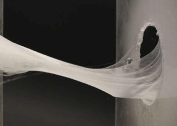 این ربات بافنده با الهام از عنکبوت‌ها قطعات جدید می‌بافد!