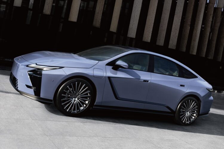 لکسوس از سدان جدید ES رونمایی کرد