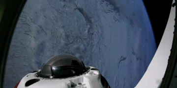 نخستین گردش فضایی انسان‌ها از فراز قطب‌های زمین