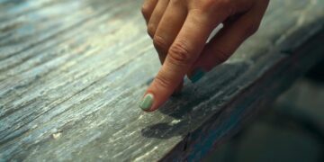 بهبود شنوایی در محیط‌های شلوغ با یک روش ساده