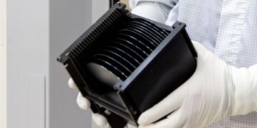 ساخت نخستین تراشه نوری جهان با سرعت ۵۰ برابر