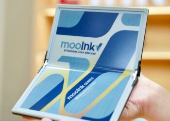 کتابخوان تاشوی mooInk V معرفی شد؛ کوچکتر از یک کتاب جیبی با نمایشگر رنگی E Ink