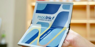 کتاب‌خوان تاشوی mooInk V معرفی شد؛ کوچک‌تر از یک کتاب جیبی با نمایشگر رنگی E Ink