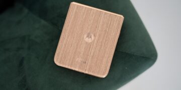 معرفی رسمی موتورولا Razr Ultra 2025 با پنل چوبی و قابلیت‌های پرچمدار