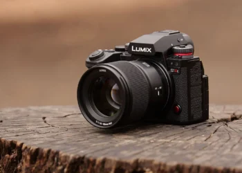 پاناسونیک از دوربینهای بدون آینه LUMIX S1II و S1IIE رونمایی کرد