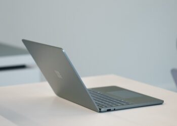 مایکروسافت از لپ‌تاپ Surface 13 اینچی با قیمت پایه ۸۹۹ دلار رونمایی کرد