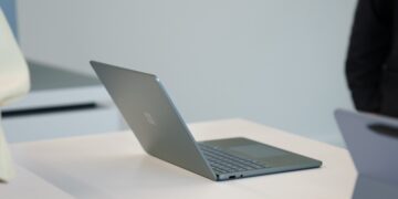 مایکروسافت از لپ‌تاپ Surface 13 اینچی با قیمت پایه ۸۹۹ دلار رونمایی کرد