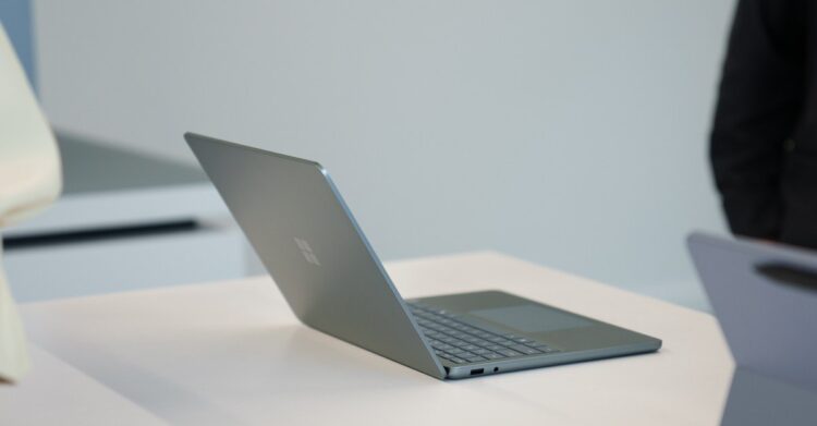 مایکروسافت از لپ‌تاپ Surface 13 اینچی با قیمت پایه ۸۹۹ دلار رونمایی کرد