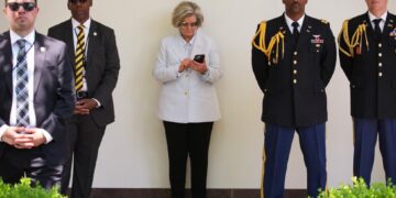 هک تلفن شخصی رئیس دفتر ترامپ؛ استفاده از هوش مصنوعی برای جعل هویت و نفوذ به مکاتبات مقامات بلندپایه