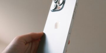 اپل در حال آماده‌سازی آیفون سالگردی با طراحی بدون حاشیه، بدون پانچ‌هول و باتری سیلیکونی جدید است