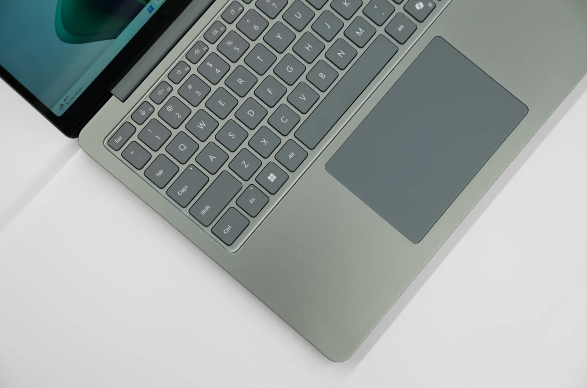 لپتاپ Surface 13 اینچی به پردازنده هشتهستهای Snapdragon X Plus از سری تراشههای Arm کوالکام