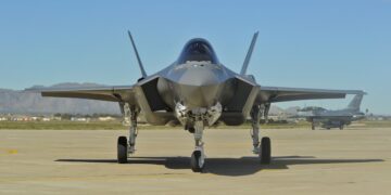 ترامپ از ارتقای قدرت هوایی آمریکا با جنگنده های F-55 و نسخه پیشرفته F-22 خبر داد