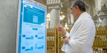 رونمایی عربستان از ربات مناره برای راهنمایی زائران مکه به ۱۱ زبان