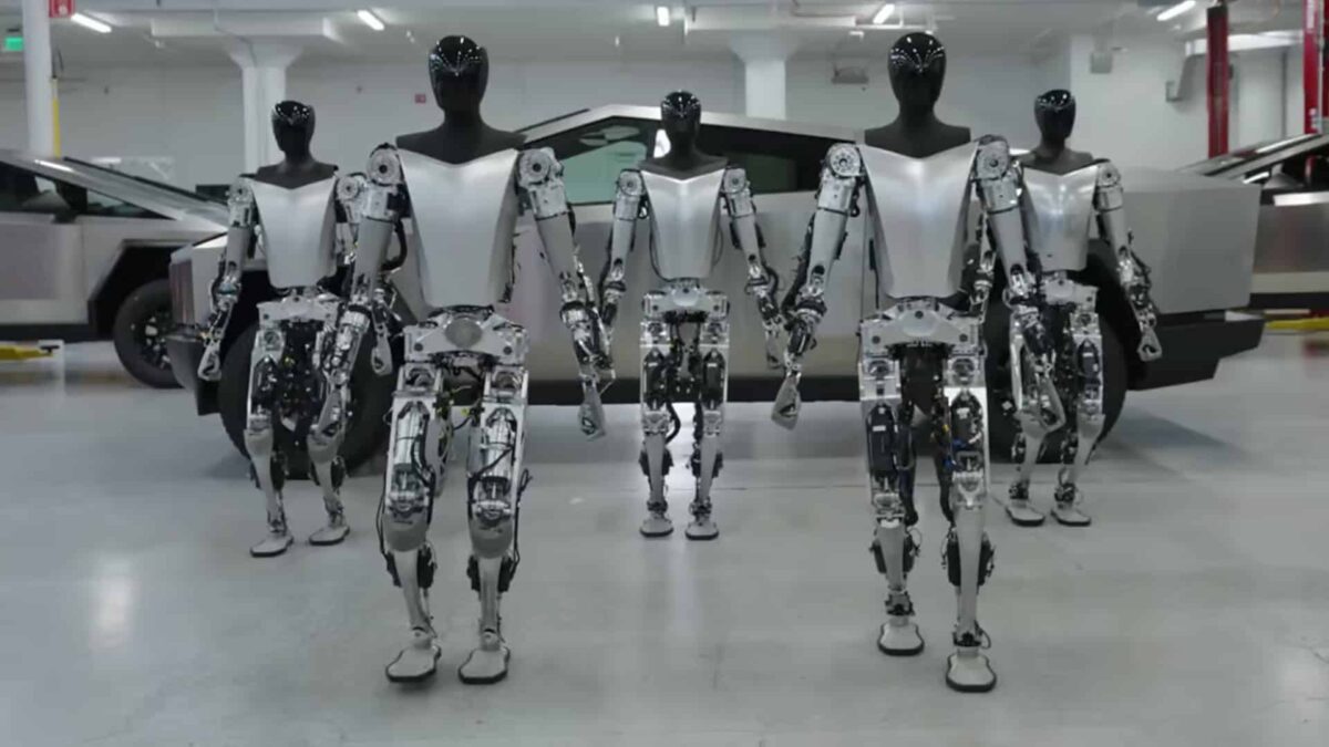 ربات Optimus تسلا باعث مطرح شدن بحثهایی درباره نقش رباتها در صنعت شده است