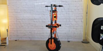 یک یوتیوبر خلاق با چاپ سه بعدی، ربات تک‌ چرخ با تعادل بالا ساخت