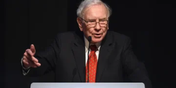 وارن بافت در پایان سال ۲۰۲۵ از مدیرعاملی برکشایر هاتاوی کناره‌گیری می کند