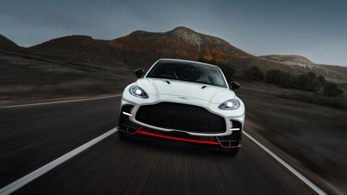 رونمایی استون مارتین از شاسیبلند DBX S