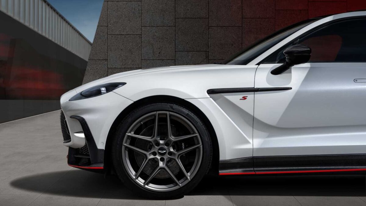 رونمایی از شاسی‌بلند DBX S توسط استون مارتین