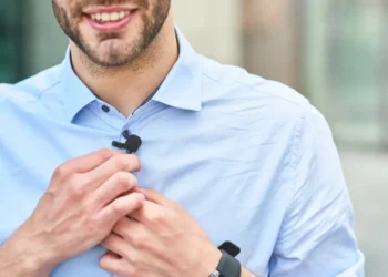 چگونگی تست و تنظیم میکروفون یقه‌ای برای بهترین کیفیت صدا