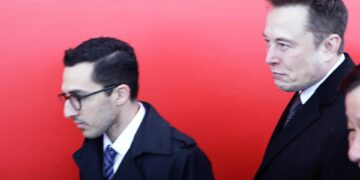 اخراج امید افشار از تسلا