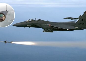 کنترل بمب‌های هوشمند آمریکا در میانه‌ پرواز توسط هواپیمای دیگر