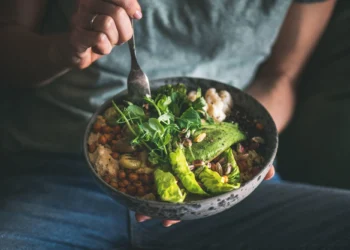 تغذیه سالم بدون کاهش وزن هم می‌ تواند باعث بهبود سلامت بدن شود