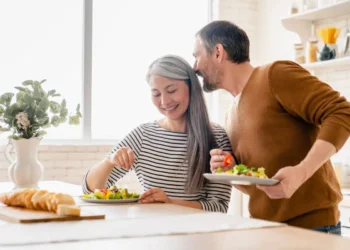 اهمیت تغذیه و ورزش در میانسالی برای پیشگیری از آسیب ‌های عضلانی