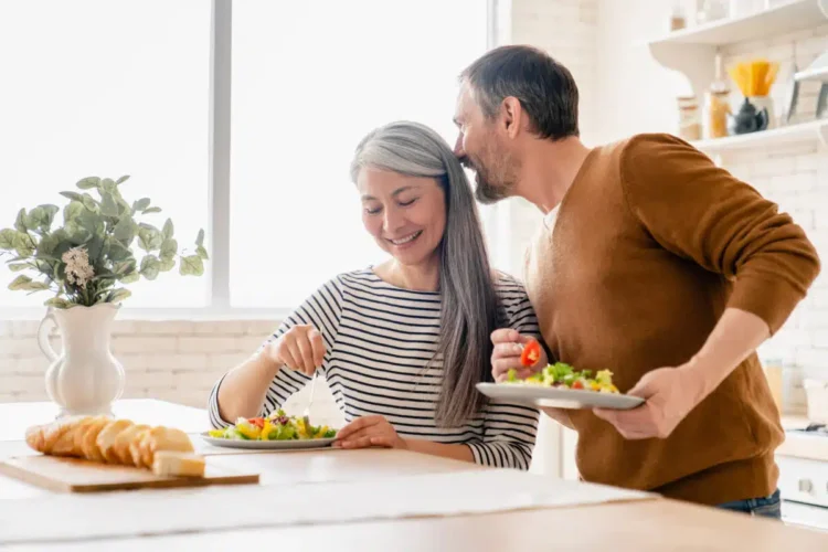 اهمیت تغذیه و ورزش در میانسالی برای پیشگیری از آسیب ‌های عضلانی