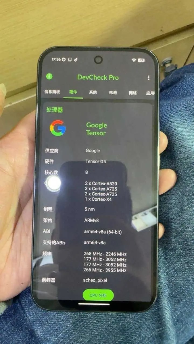 بر اساس اطلاعات فاش‌شده، این دستگاه یک نمونه اولیه مرحله «تست اعتبارسنجی طراحی» (Design Validation Test - DVT) با نام رمز داخلی Blazer است. این مدل به تراشه نسل آینده Tensor G5 مجهز شده و همراه با رم ۱۶ گیگابایتی و حافظه داخلی ۲۵۶ گیگابایتی عرضه می‌شود. سیستم‌عامل نصب‌شده روی این گوشی نیز نسخه جدید اندروید ۱۶ است.