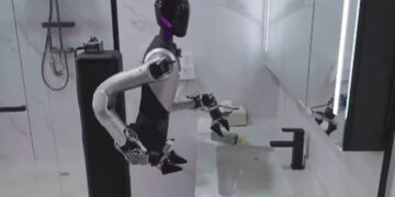 چین از اولین ربات خدمتکار هتل رونمایی کرد