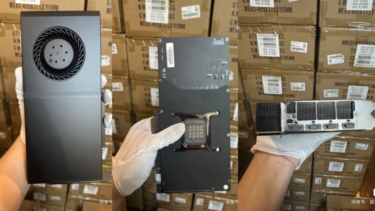 درز تصاویری از نسخه‌ای ناشناخته از کارت گرافیک RTX 5090 انویدیا با طراحی خنک‌کننده بلوئر، پرسش‌هایی را درباره منشأ این محصولات و امکان‌سنجی فنی آن‌ها برانگیخته است. این کارت‌ها که هنوز به‌صورت رسمی معرفی نشده‌اند، ممکن است برای بار کاری هوش مصنوعی یا مصارف صنعتی طراحی شده باشند — یا حتی از زنجیره تأمین غیررسمی خارج شده باشند.