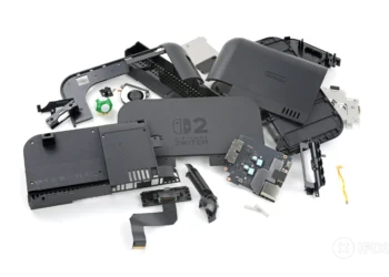 گزارش تازهای از وبسایت iFixit نشان میدهد که کنسول جدید نینتندو، Switch 2، از نظر تعمیرپذیری حتی بدتر از نسخه اصلی Switch عمل کرده است. به دنبال کالبدشکافی کامل این دستگاه، iFixit به Switch 2 امتیاز تعمیرپذیری ۳ از ۱۰ داده؛ امتیازی که نسبت به نسخه اول، که حالا با استانداردهای ۲۰۲۵ به ۴ از ۱۰ تنزل یافته، کاهش بیشتری دارد.