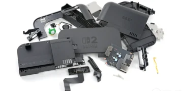 گزارش تازه‌ای از وب‌سایت iFixit نشان می‌دهد که کنسول جدید نینتندو، Switch 2، از نظر تعمیرپذیری حتی بدتر از نسخه اصلی Switch عمل کرده است. به دنبال کالبدشکافی کامل این دستگاه، iFixit به Switch 2 امتیاز تعمیرپذیری ۳ از ۱۰ داده؛ امتیازی که نسبت به نسخه اول، که حالا با استانداردهای ۲۰۲۵ به ۴ از ۱۰ تنزل یافته، کاهش بیشتری دارد.