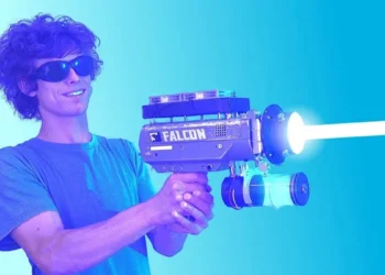 قدرتمندترین لیزر دستی جهان توسط یک یوتیوبر ساخته شد