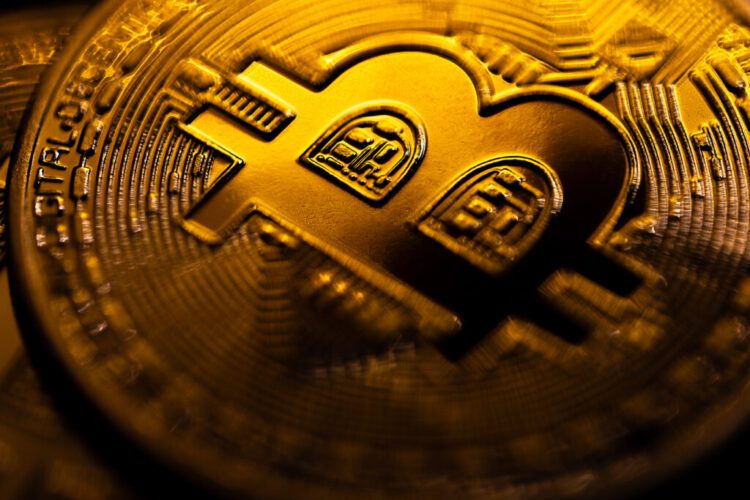 کاهش موجودی بیت‌کوین در صرافی‌ها به پایین‌ترین سطح تاریخی؛ آیا قیمت پادشاه رمزارزها به ۱۱۱ هزار دلار بازمی‌گردد؟