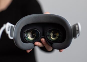 اپل در WWDC 2025 از visionOS 26 با پشتیبانی از کنترلر PSVR2 و ویجتهای فضایی برای Vision Pro رونمایی کرد