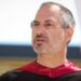 آرشیو Steve Jobs داستانها، ویدیوها و یادداشتهای سخنرانی مشهور او در مراسم فارغالتحصیلی را به اشتراک میگذارد