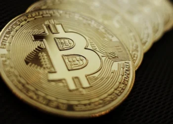 قیمت بیت‌کوین از مرز ۱۱۶ هزار دلار عبور کرد