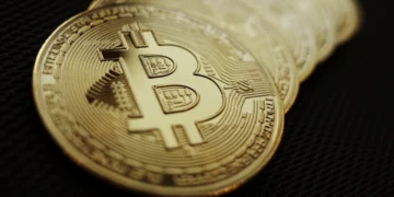 قیمت بیت‌کوین از مرز ۱۱۶ هزار دلار عبور کرد