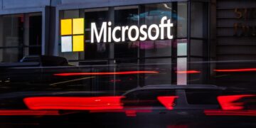 آسیب‌پذیری روز صفر در مایکروسافت شیرپوینت بر اساس گزارشی از خبرگزاری Bloomberg، این آسیب‌پذیری که به مهاجمان امکان نفوذ از راه دور به سرورهای SharePoint را می‌داد، به‌طور خاص نسخه‌های نصب‌شده محلی SharePoint را هدف قرار داده است. سرویس SharePoint Online که بخشی از بسته ابری Microsoft 365 محسوب می‌شود، تحت تأثیر این حملات قرار نگرفته است. به نقل از ورج، یکی از منابع مطلع به Bloomberg گفته است که اداره ملی امنیت هسته‌ای، که وظیفه تأمین راکتورهای هسته‌ای برای زیردریایی‌های نیروی دریایی آمریکا را بر عهده دارد، در میان سازمان‌هایی بوده که در این حملات آسیب دیده‌اند. با این حال، طبق اظهارات رسمی، هیچ‌گونه اطلاعات حساس یا طبقه‌بندی‌شده‌ای در جریان این نفوذها افشا نشده است. سخنگوی وزارت انرژی آمریکا در بیانیه‌ای به Bloomberg اعلام کرد: «این وزارتخانه، به دلیل استفاده گسترده از سرویس ابری Microsoft M365 و بهره‌مندی از سیستم‌های بسیار توانمند امنیت سایبری، تأثیر بسیار محدودی را متحمل شده است. تنها تعداد بسیار کمی از سیستم‌ها آسیب دیده‌اند و هم‌اکنون تمامی این سیستم‌ها در حال بازیابی هستند.» شرکت Microsoft نیز اعلام کرده است که هم‌اکنون تمامی نسخه‌های آسیب‌پذیر SharePoint را اصلاح کرده است. این نقص امنیتی به هکرها اجازه داده بود تا داده‌ها، رمزهای عبور را سرقت کرده و حتی بین سرویس‌های متصل جابجا شوند. به گفته منابع فنی، این حملات از ترکیب دو آسیب‌پذیری نشئت گرفته‌اند که نخستین‌بار در مسابقه هک Pwn2Own در ماه مه معرفی شده بودند. این حادثه بار دیگر بر ضرورت به‌روزرسانی مداوم نرم‌افزارها و استفاده از زیرساخت‌های ابری ایمن تأکید می‌کند، به‌ویژه در سازمان‌هایی که با اطلاعات و زیرساخت‌های حساس ملی سر و کار دارند.