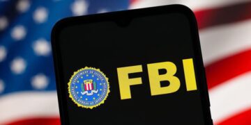 هشدار FBI به کاربران آیفون و اندروید: کلاهبرداری Phantom Hacker پس‌انداز زندگی شما را هدف گرفته است