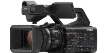 دوربین حرفه‌ای PXW-Z300 سونی با زوم ۱۷ برابری، حسگرهای سه‌گانه و ردیابی هوش مصنوعی معرفی شد